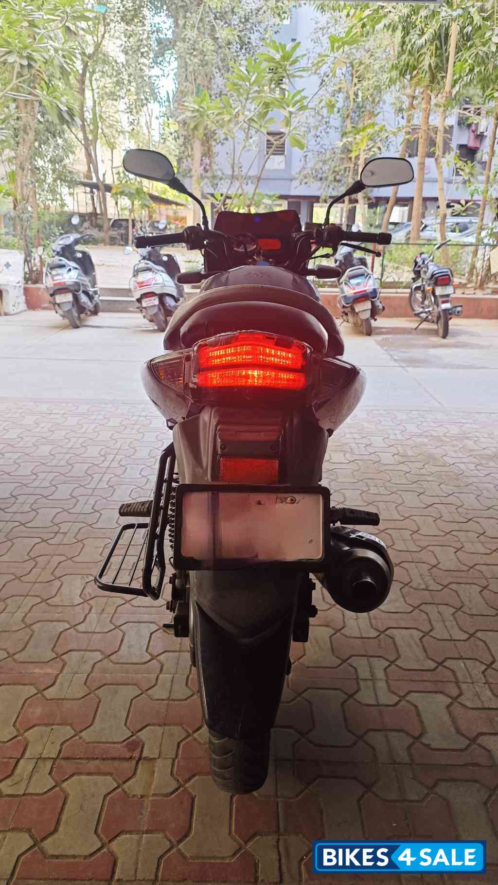 Grey Suzuki GS 150R Grey Suzuki GS 150R
