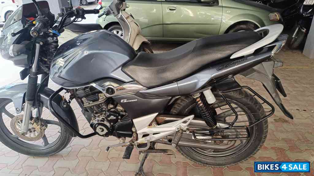 Grey Suzuki GS 150R Grey Suzuki GS 150R
