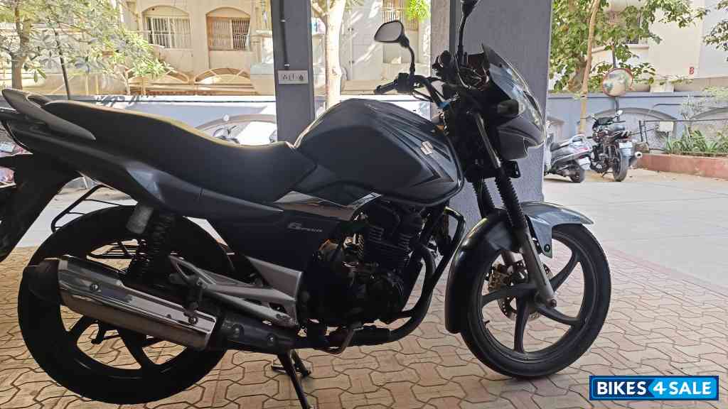 Grey Suzuki GS 150R Grey Suzuki GS 150R