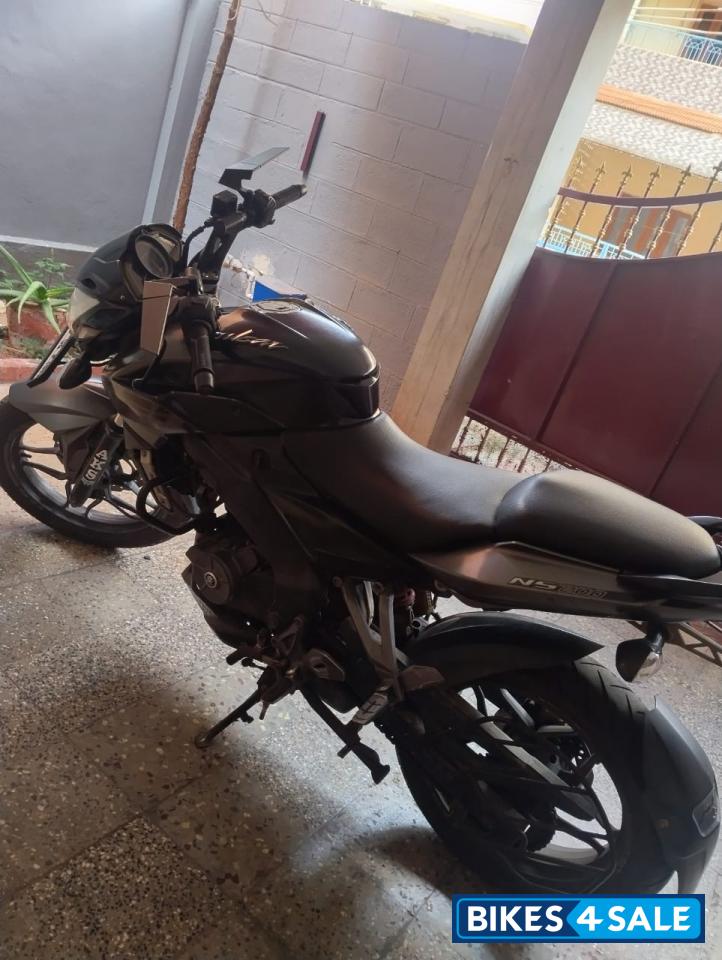 Black Bajaj Pulsar NS200 Black Bajaj Pulsar NS200