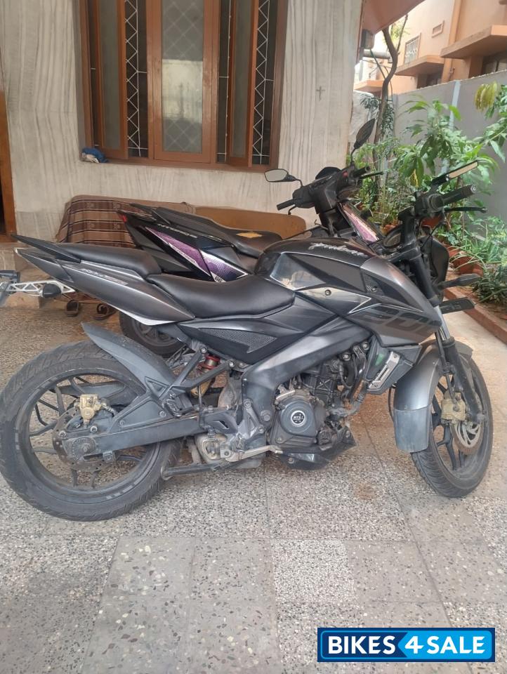 Black Bajaj Pulsar NS200 Black Bajaj Pulsar NS200