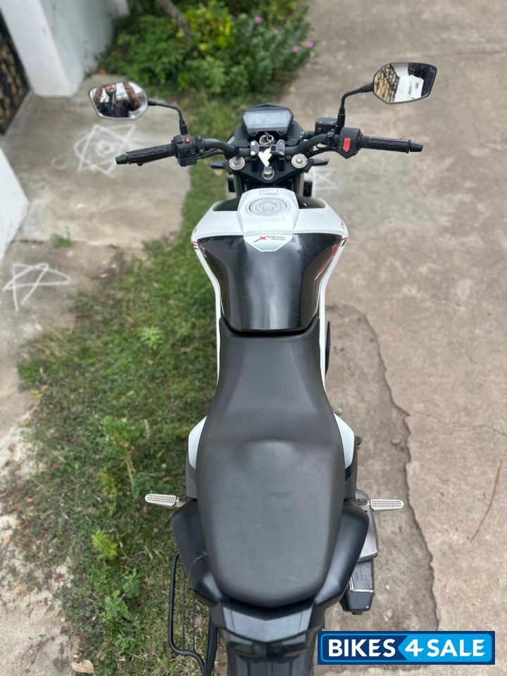 Pearl Silver White Hero Xtreme 160R Pearl Silver White Hero Xtreme 160R