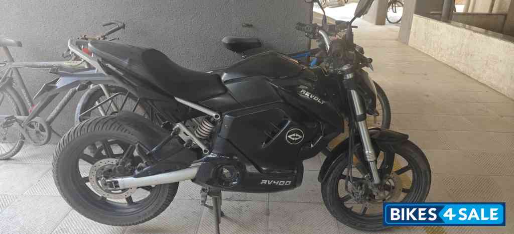 Revolt RV 400