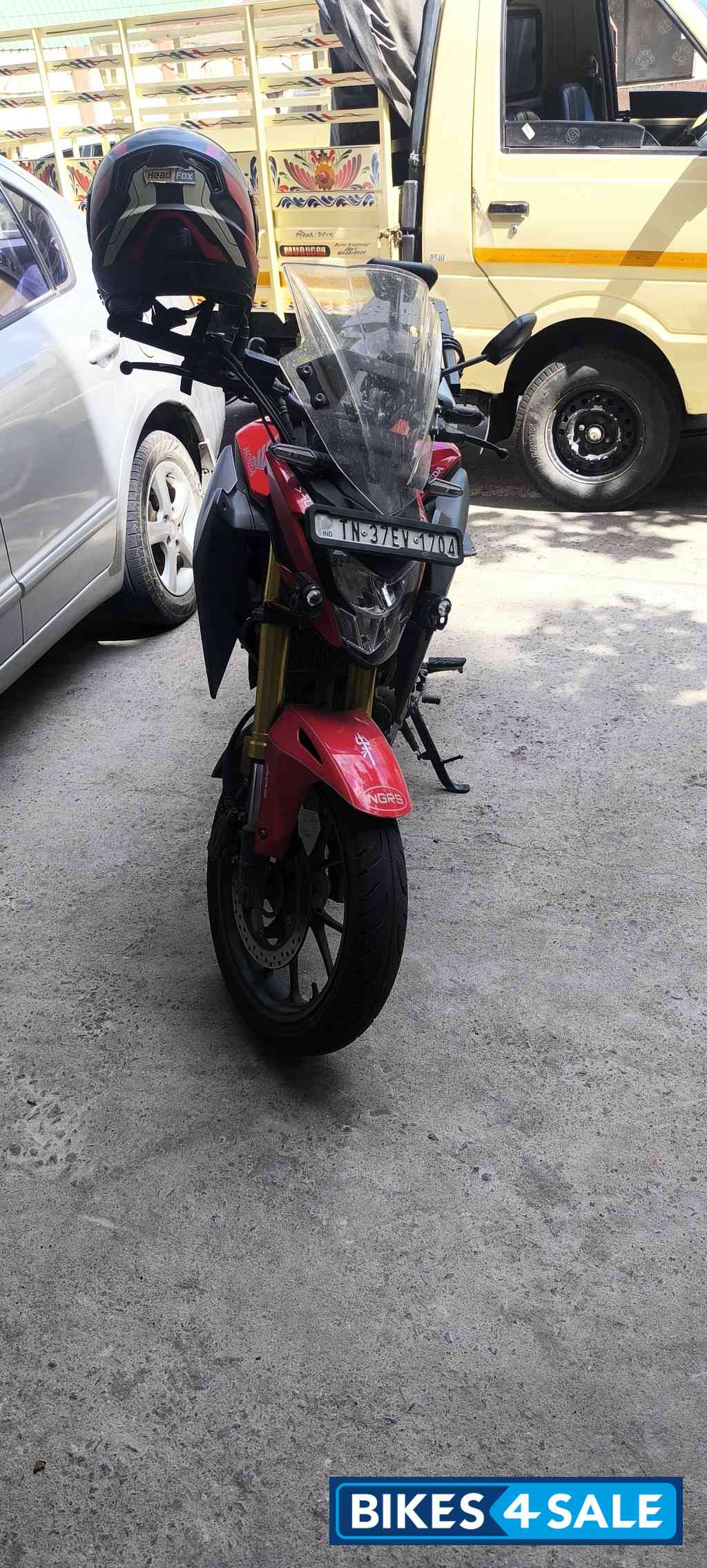 Sports Red Honda CB300F Deluxe Pro Sports Red Honda CB300F Deluxe Pro