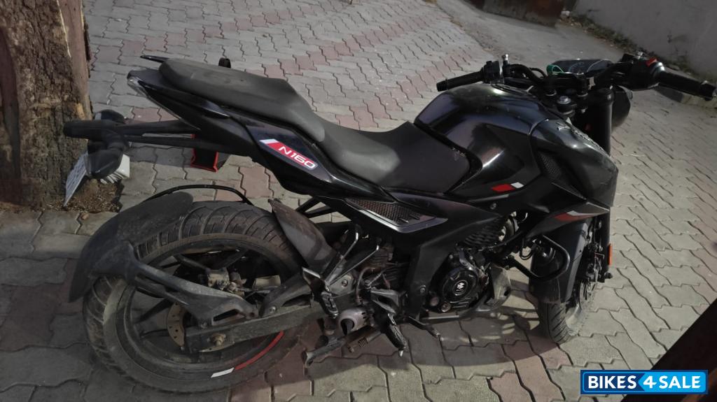 Black Bajaj Pulsar N160 Black Bajaj Pulsar N160