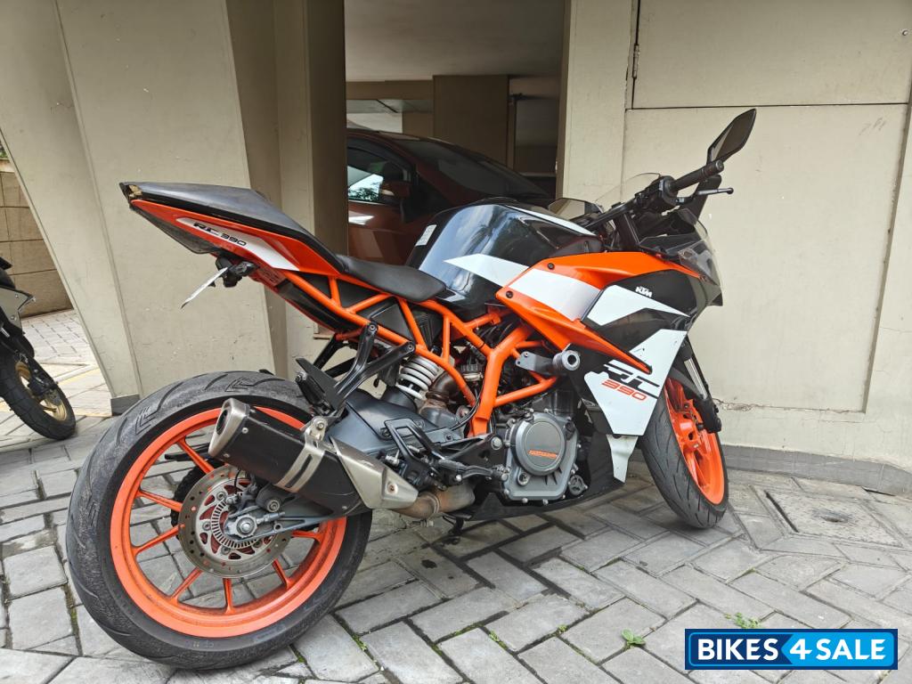 Black KTM RC 390