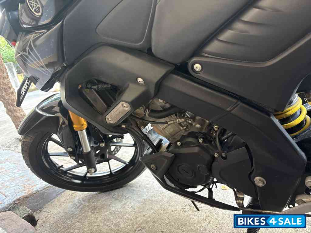 Black Yamaha MT-15 BS6
