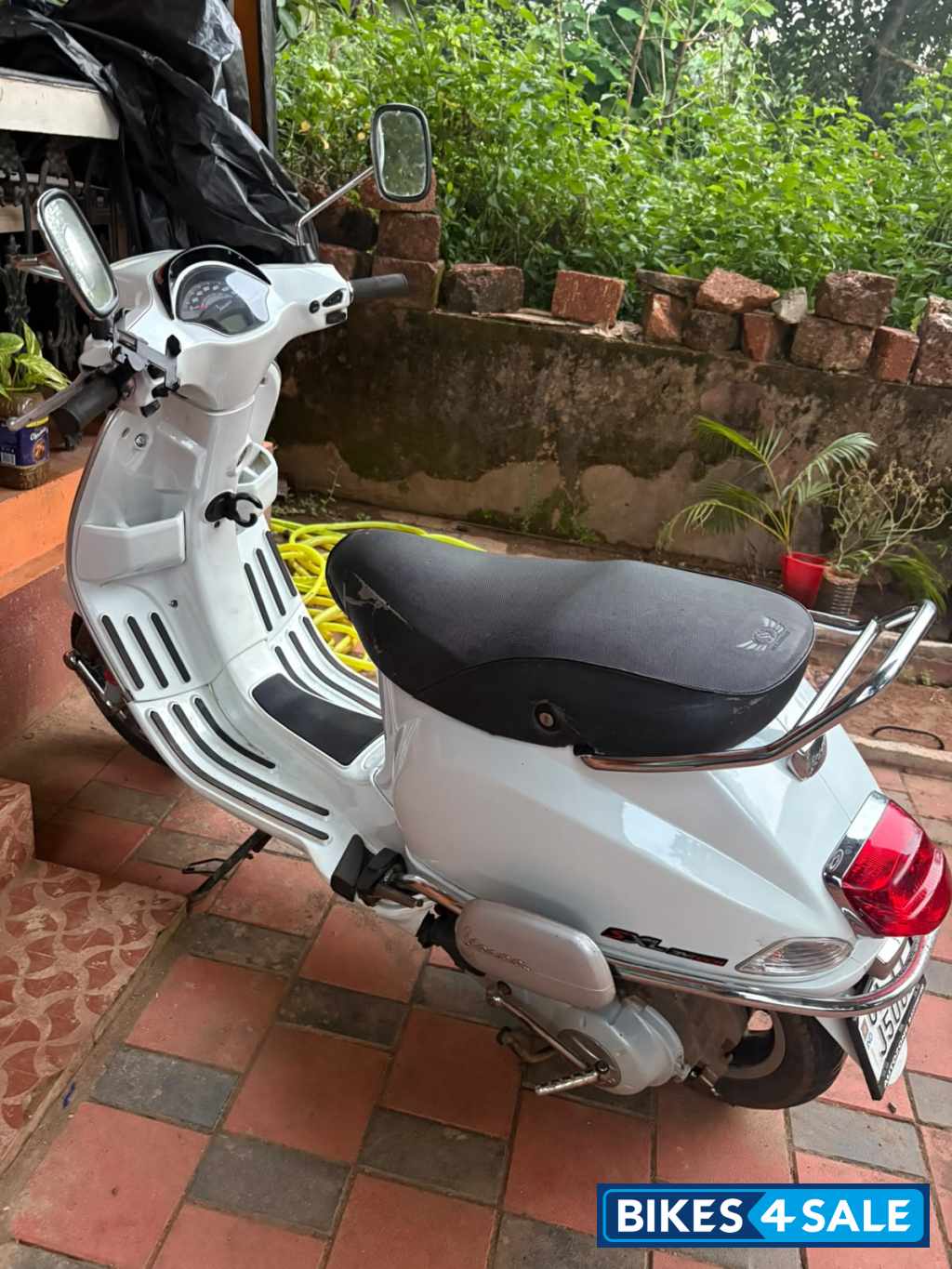 Pearl White Vespa SXL 125 BS6