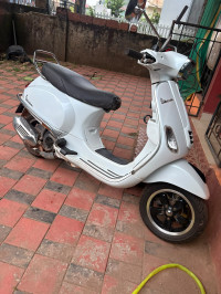 Pearl White Vespa SXL 125 BS6