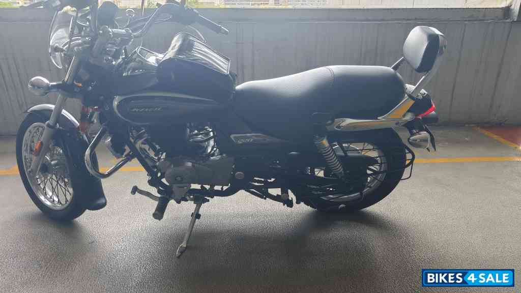 Aura Black Bajaj Avenger Cruise 220