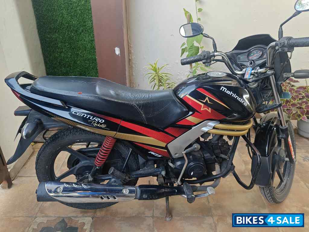 Black Mahindra Centuro Rockstar