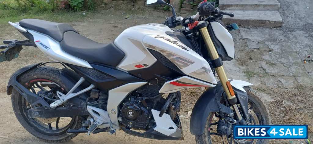White Bajaj Pulsar N160