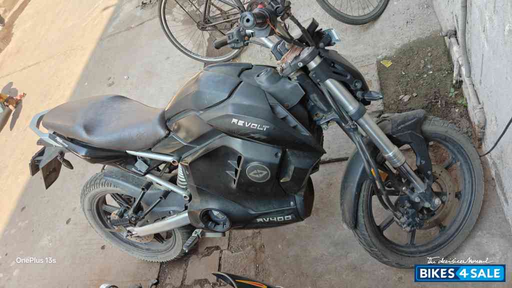 Revolt RV 400