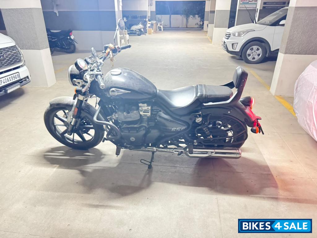Black Royal Enfield Super Meteor 650