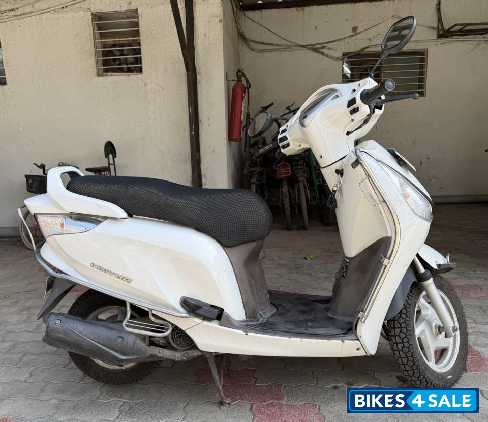 White Honda Aviator White Honda Aviator