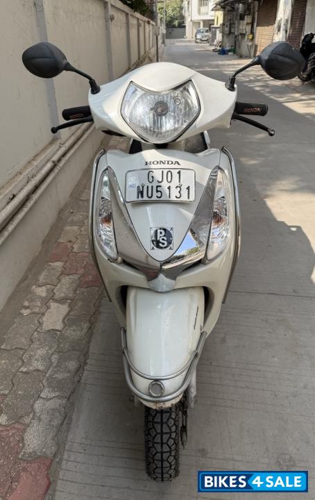 White Honda Aviator White Honda Aviator