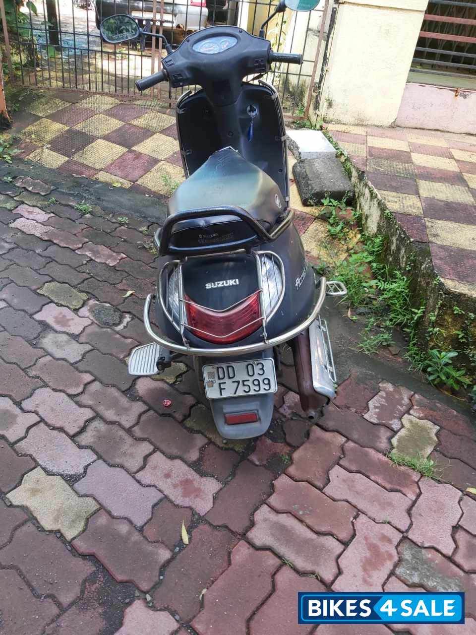 Black Suzuki Access 125 Black Suzuki Access 125
