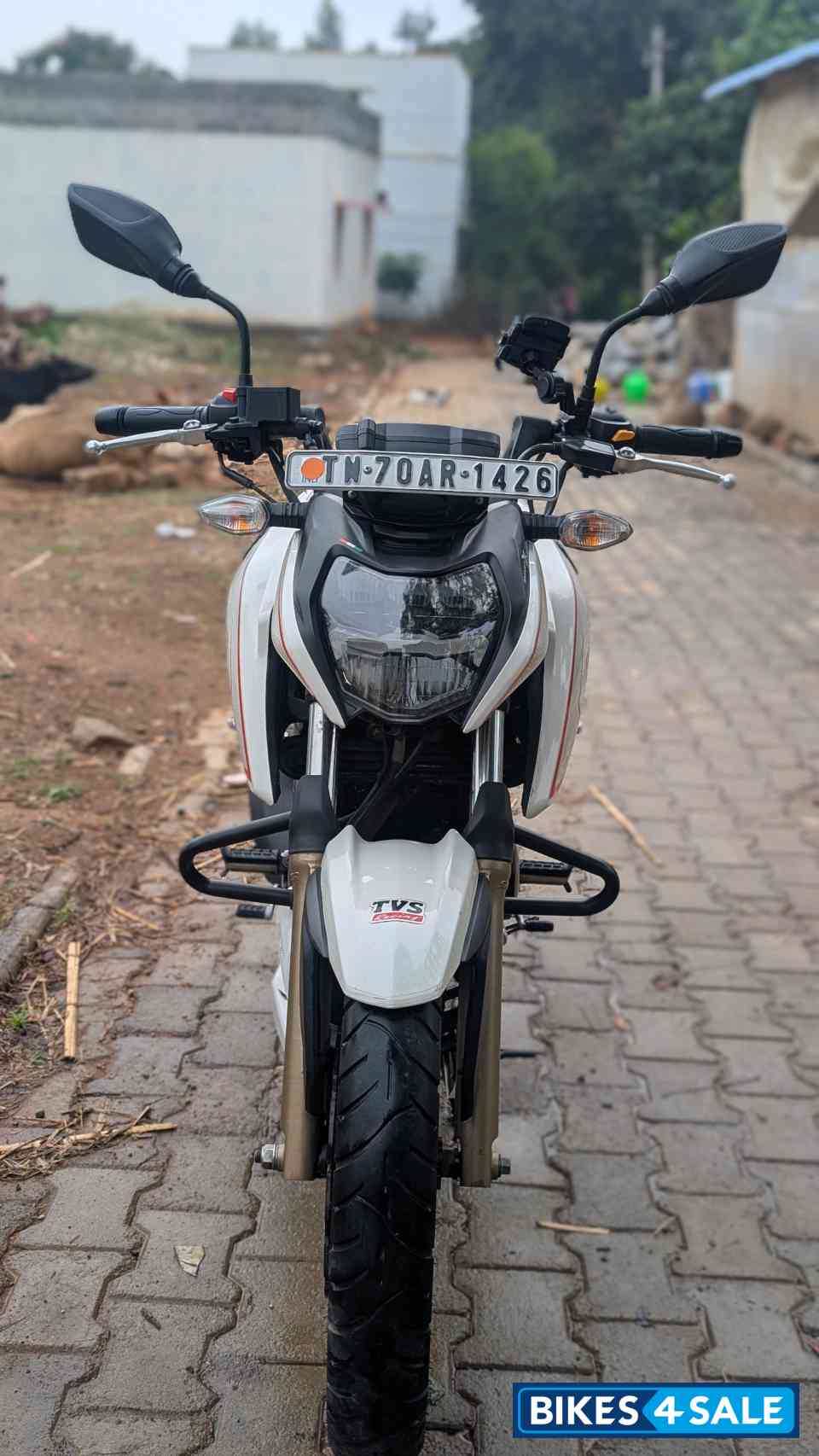 White TVS Apache RTR 200 4V