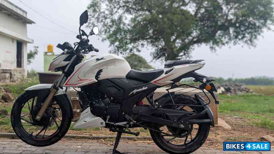 White TVS Apache RTR 200 4V