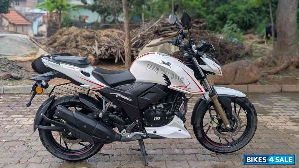 White TVS Apache RTR 200 4V