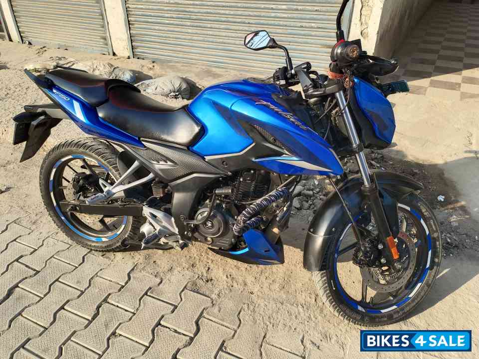 Glossy Caribean Blue Bajaj Pulsar P150 Twin Disc Split Seat Glossy Caribean Blue Bajaj Pulsar P150 Twin Disc Split Seat