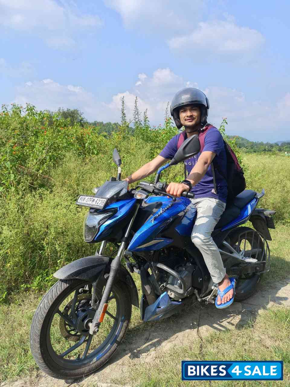 Glossy Caribean Blue Bajaj Pulsar P150 Twin Disc Split Seat Glossy Caribean Blue Bajaj Pulsar P150 Twin Disc Split Seat