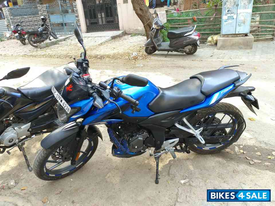 Glossy Caribean Blue Bajaj Pulsar P150 Twin Disc Split Seat Glossy Caribean Blue Bajaj Pulsar P150 Twin Disc Split Seat