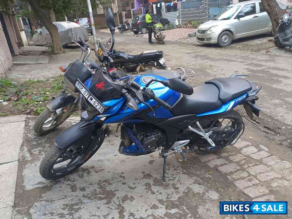 Glossy Caribean Blue Bajaj Pulsar P150 Twin Disc Split Seat Glossy Caribean Blue Bajaj Pulsar P150 Twin Disc Split Seat