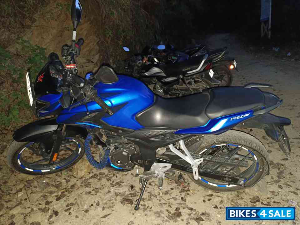 Glossy Caribean Blue Bajaj Pulsar P150 Twin Disc Split Seat Glossy Caribean Blue Bajaj Pulsar P150 Twin Disc Split Seat