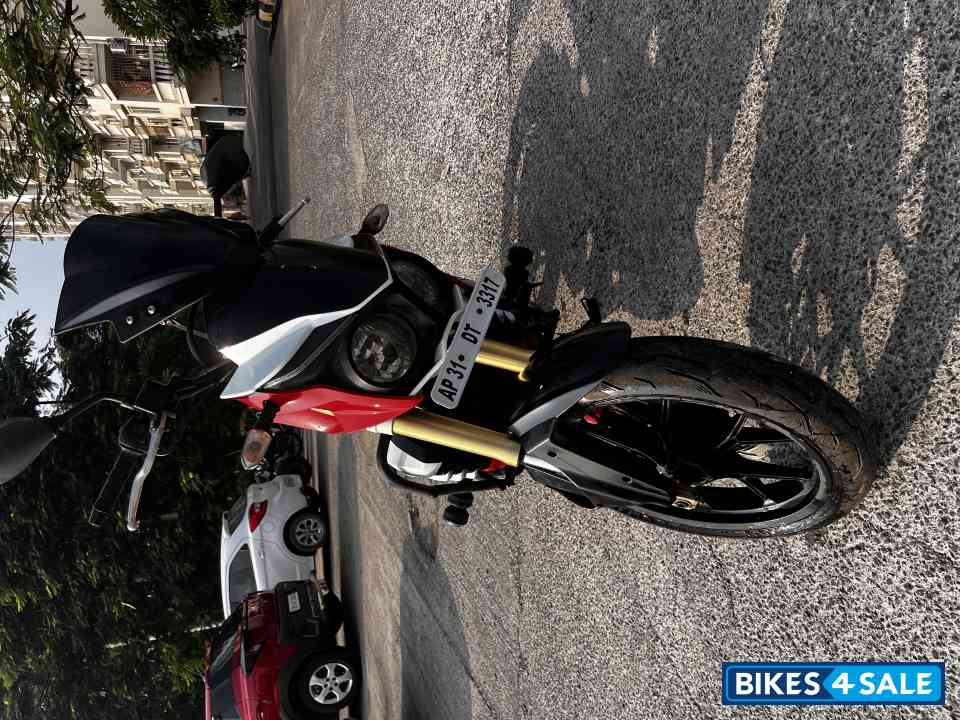 Red And White Mahindra Mojo Red And White Mahindra Mojo