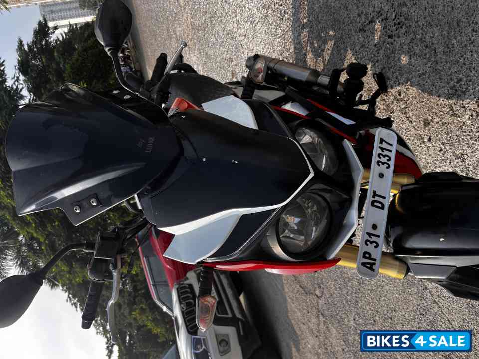 Red And White Mahindra Mojo Red And White Mahindra Mojo