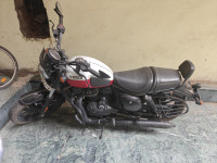 Yezdi Roadster Dual Tone 2023 Model