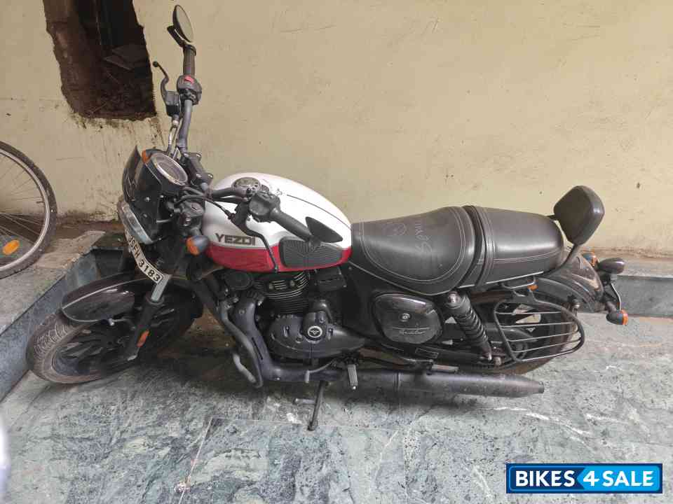 Yezdi Roadster Dual Tone