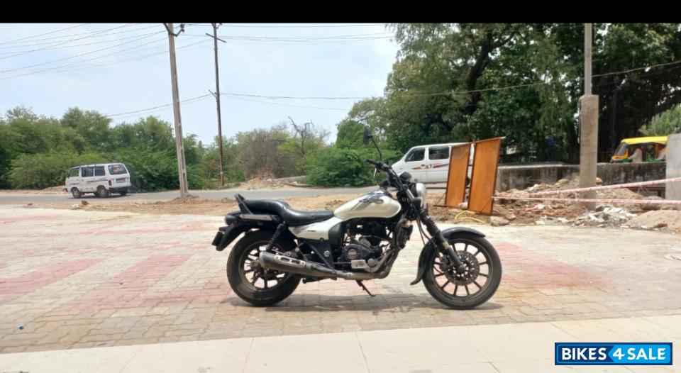 Bajaj Avenger 200 DTS-i