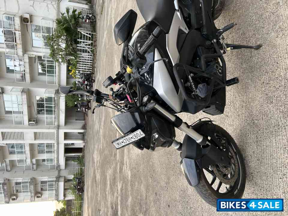 Black Bajaj Dominar 250