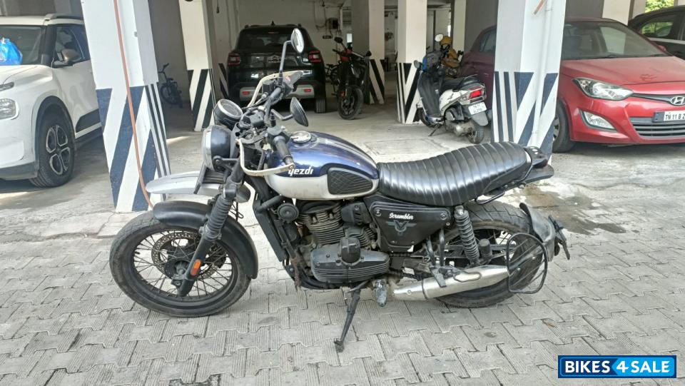 Duel Tone Blue And Ash Yezdi Scrambler Dual Tone