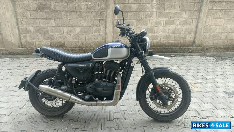 Duel Tone Blue And Ash Yezdi Scrambler Dual Tone