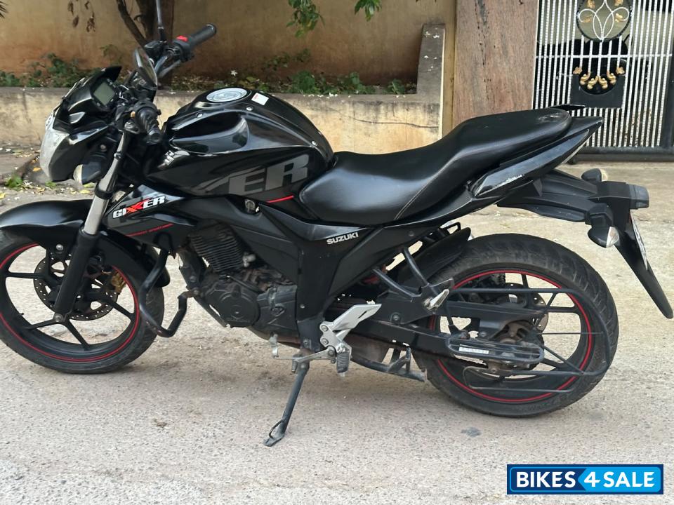Black Suzuki Gixxer 150
