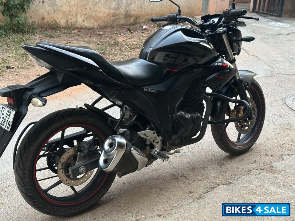 Black Suzuki Gixxer 150 Black Suzuki Gixxer 150