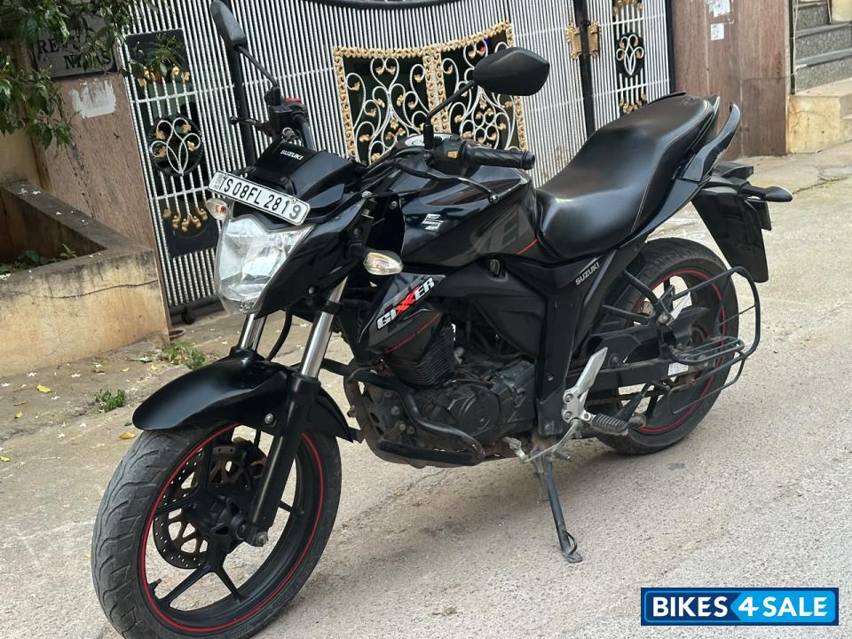 Black Suzuki Gixxer 150 Black Suzuki Gixxer 150