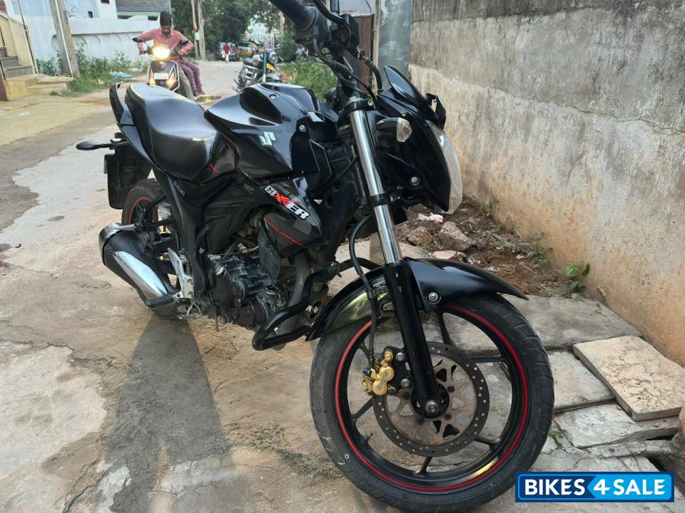 Black Suzuki Gixxer 150 Black Suzuki Gixxer 150