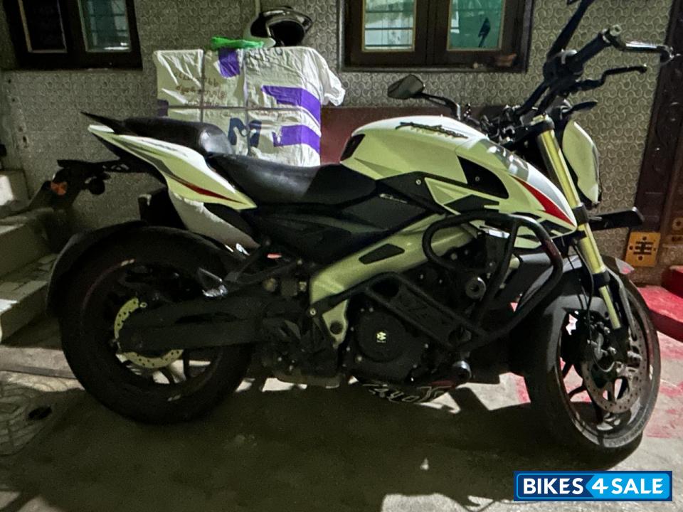 Pearl White Bajaj Pulsar NS400Z Pearl White Bajaj Pulsar NS400Z
