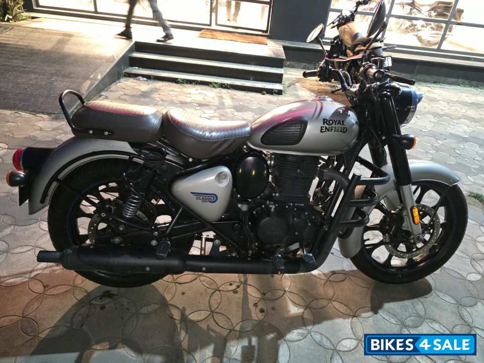 Dark Gun Metalgray Royal Enfield Classic 350 Dual Channel BS6 Dark Gun Metalgray Royal Enfield Classic 350 Dual Channel BS6