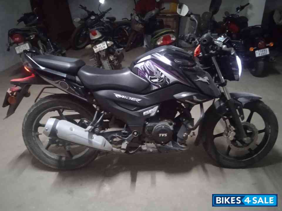 Black TVS Raider Black Panther Edition
