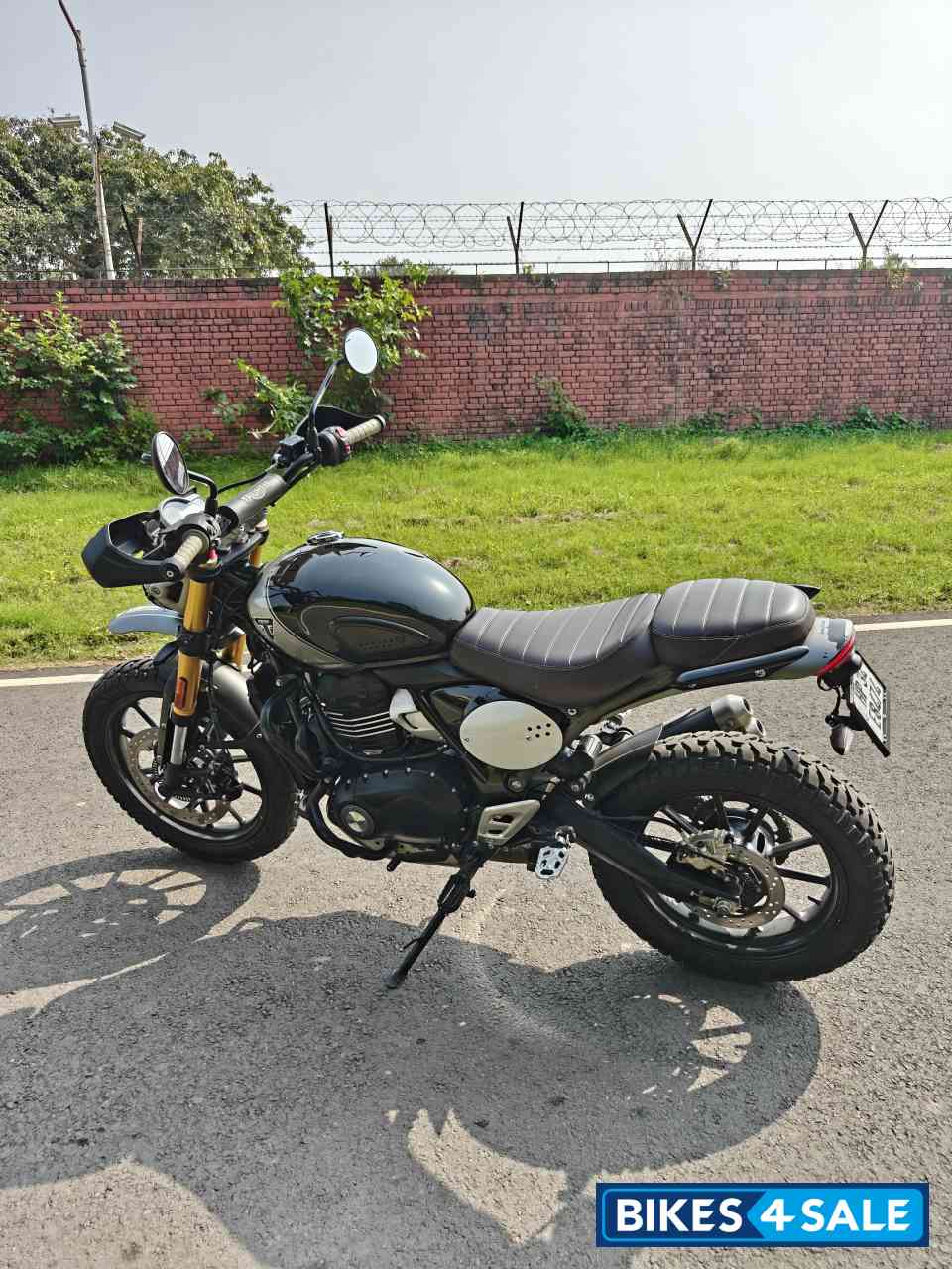 Black Triumph Scrambler 400 X