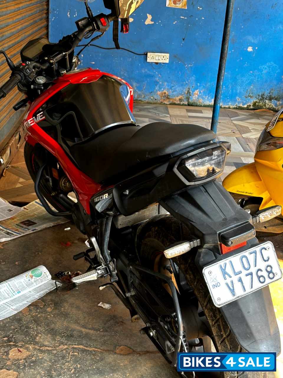 Sport Red Hero Xtreme 160R BS6