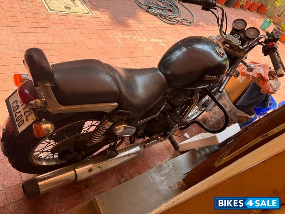 Blue Royal Enfield Thunderbird 350 Blue Royal Enfield Thunderbird 350