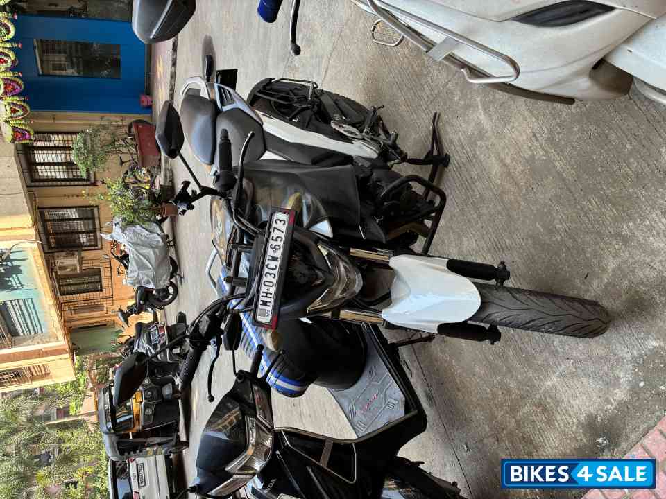 Bluish White Yamaha FZ25 Bluish White Yamaha FZ25