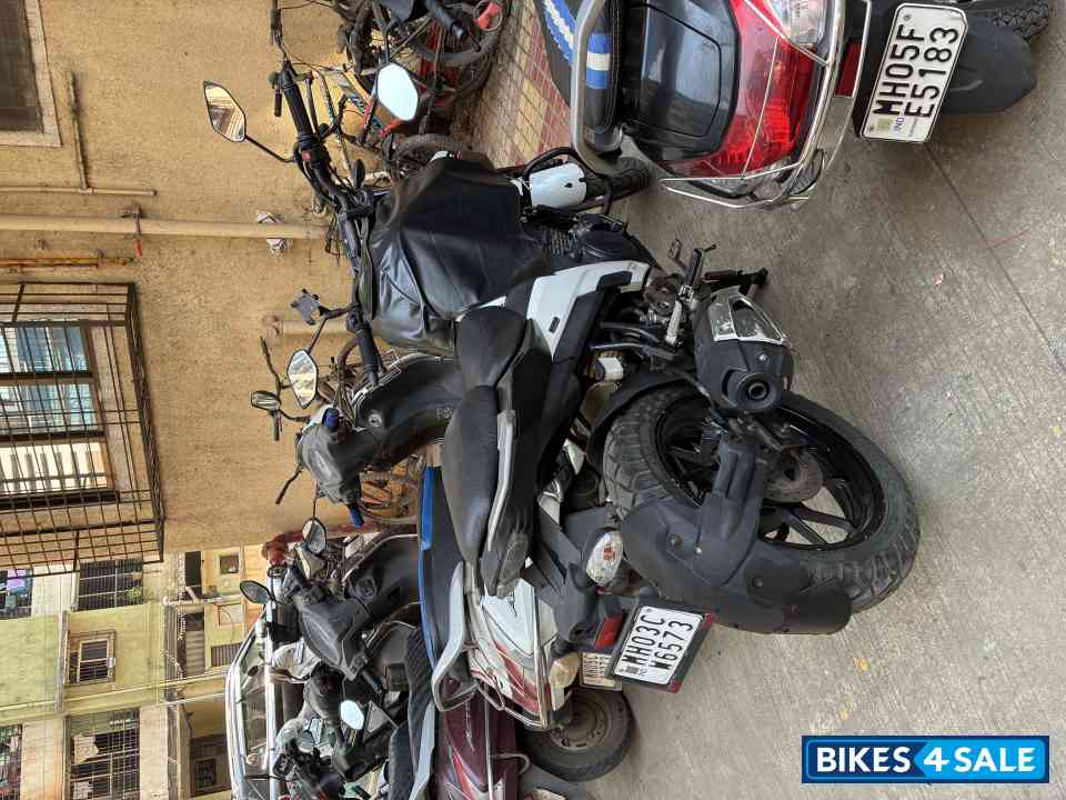 Bluish White Yamaha FZ25 Bluish White Yamaha FZ25