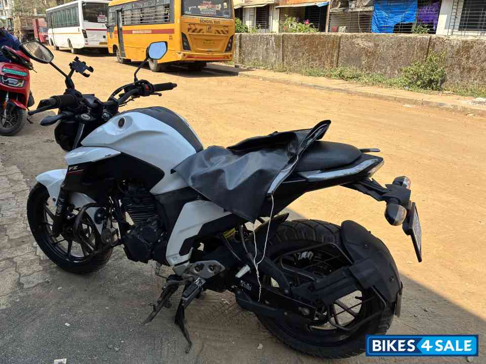 Bluish White Yamaha FZ25 Bluish White Yamaha FZ25
